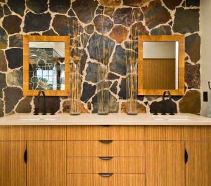 rustikales Badezimmer Waschtisch zwei Spiegel Badgestaltung Ideen Fenster