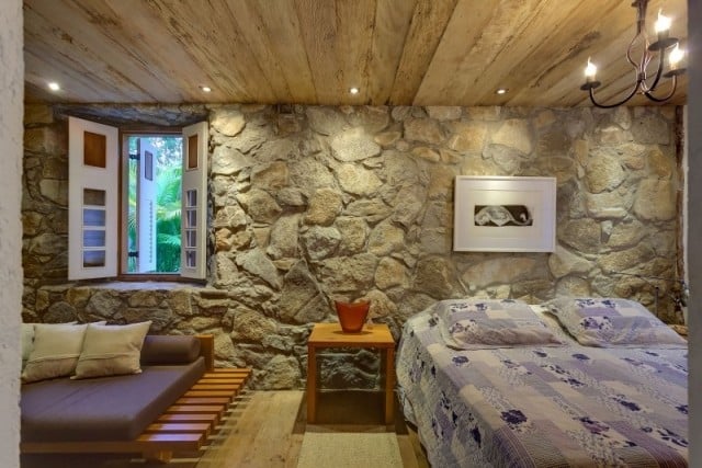 schlafzimmer einrichtung stile rustikale-wandgestaltung-mit naturstein optik