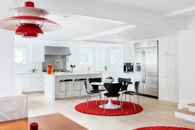 schwarz weiß rot interieur farben-küche edelstahl pendelleuchte metallstühle