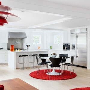 schwarz weiß interieur farben-küche edelstahl pendelleuchte metallstühle