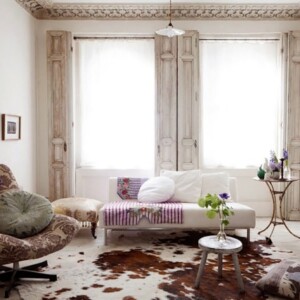 shabby-chic-einrichtungsstil-wohnzimmer-kuhfell-teppich