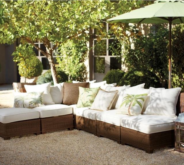 sommergarten terrasse möbel-gepolsterte sitzlandschaft-couchkissen-gemustert palmen