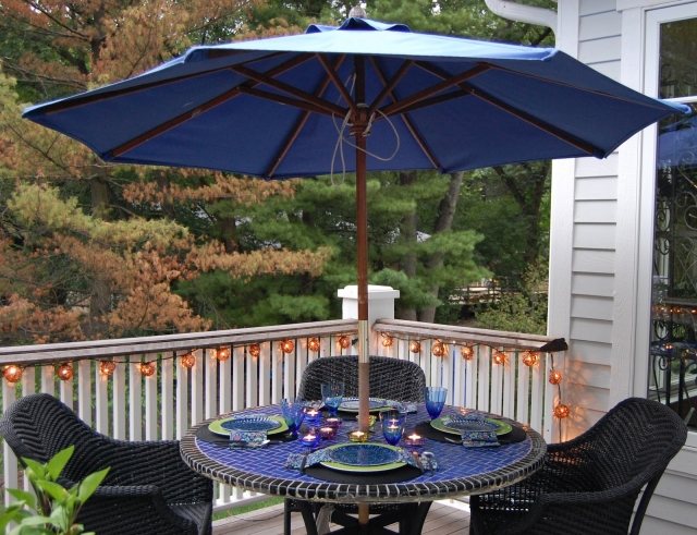 sonnenschirm blau balkon terrasse runder tisch integriert