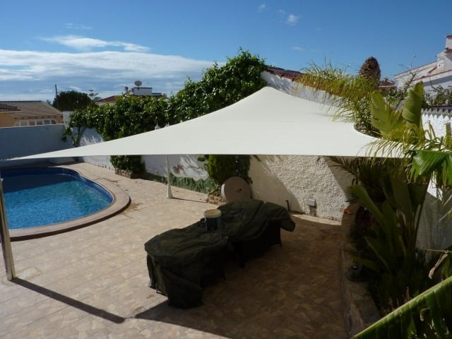 sonnensegel terrasse dreieckig weiß pool palmen