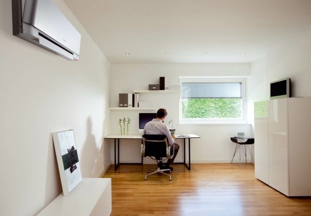 Klimaanlage Design Holz Bodenbelag weiße Wände Büro