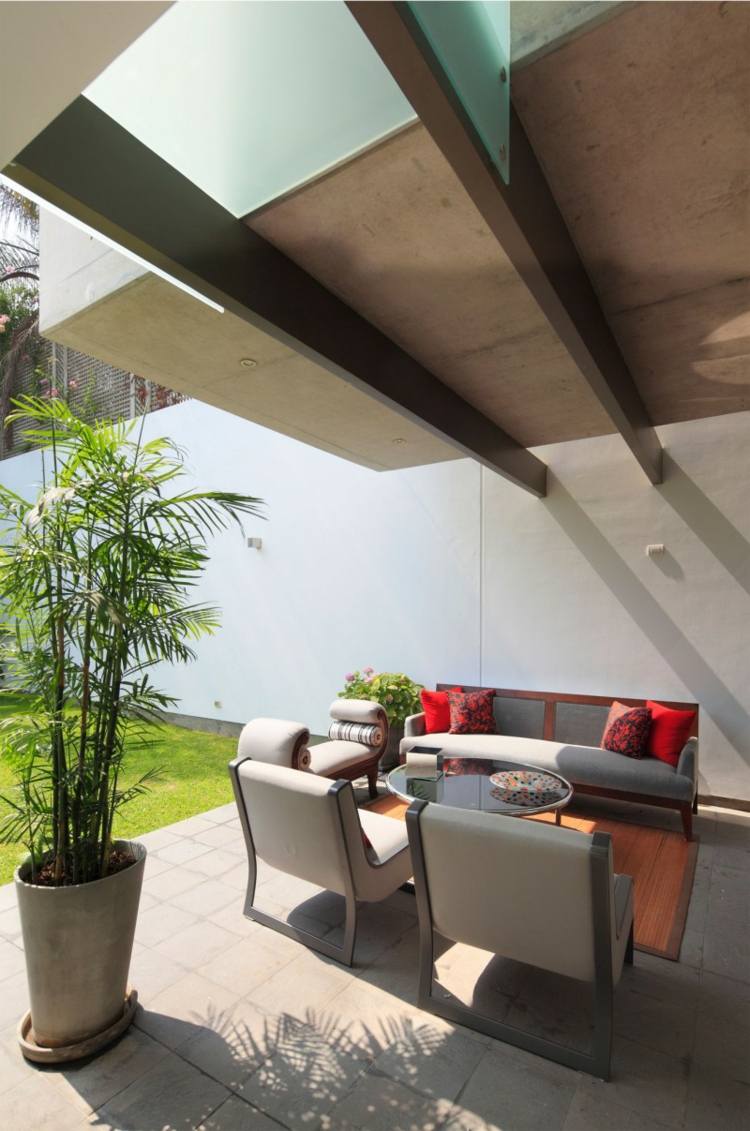 terrasse anlegen minimalistisch-beton-kuebelpflanze-ueberdachung