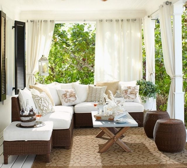 terrasse mit sommerliche akzente weiße vorhänge polyrattan möbel gruppe-kaffeetisch