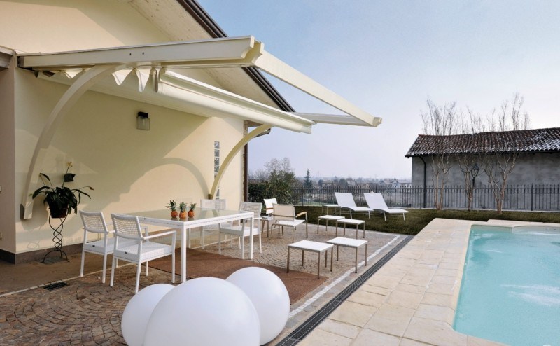terrassenüberdachung-bauen holz sonnenschutz textil weiss sitzbereich pool