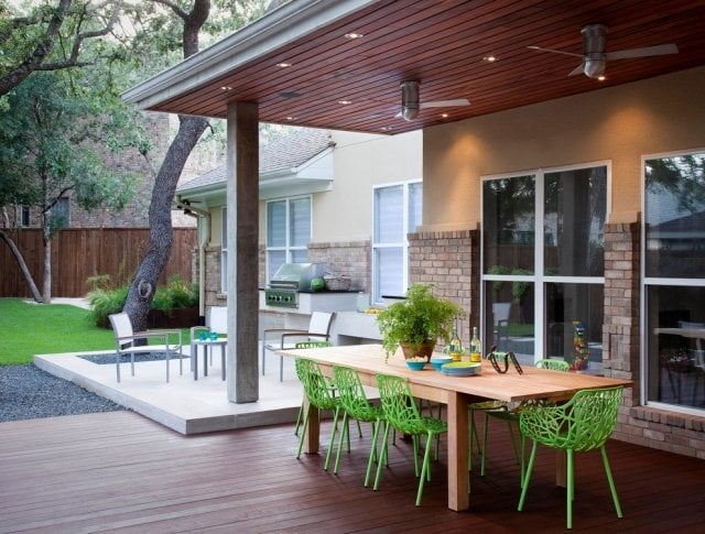 Terrassenüberdachung holz beton einbauleuchten grüne stühle