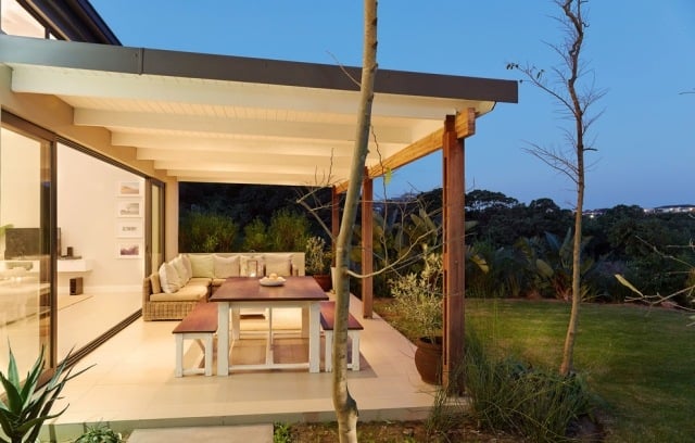 Terrassenüberdachung bauen holz weiß esstisch sitzbank