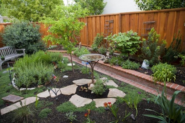 Tipps zur Gartenbewässerung pflanzen holz gartenzaun