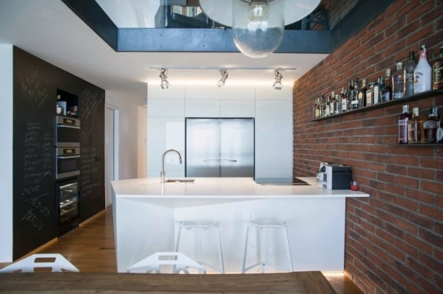 Triplex-Wohnung in Prag einrichtung küche weiße kochinsel ziegelwand