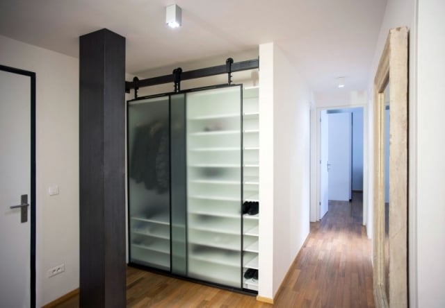 Triplex-Wohnung in Prag kleiderschrank schiebetueren matt glas