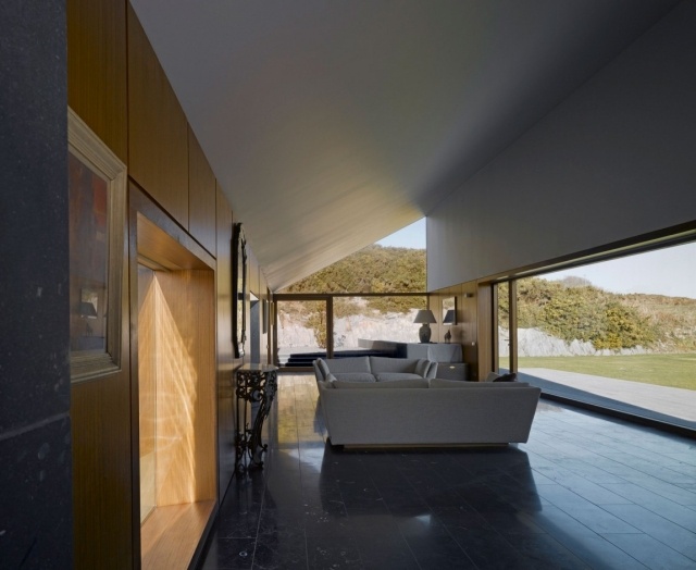 umbau eines wohnhauses wohnzimmer minimalistisch dachschräge