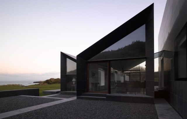 umbau-wohnhauses-meer-steildach-Níall-McLaughlin-Architects