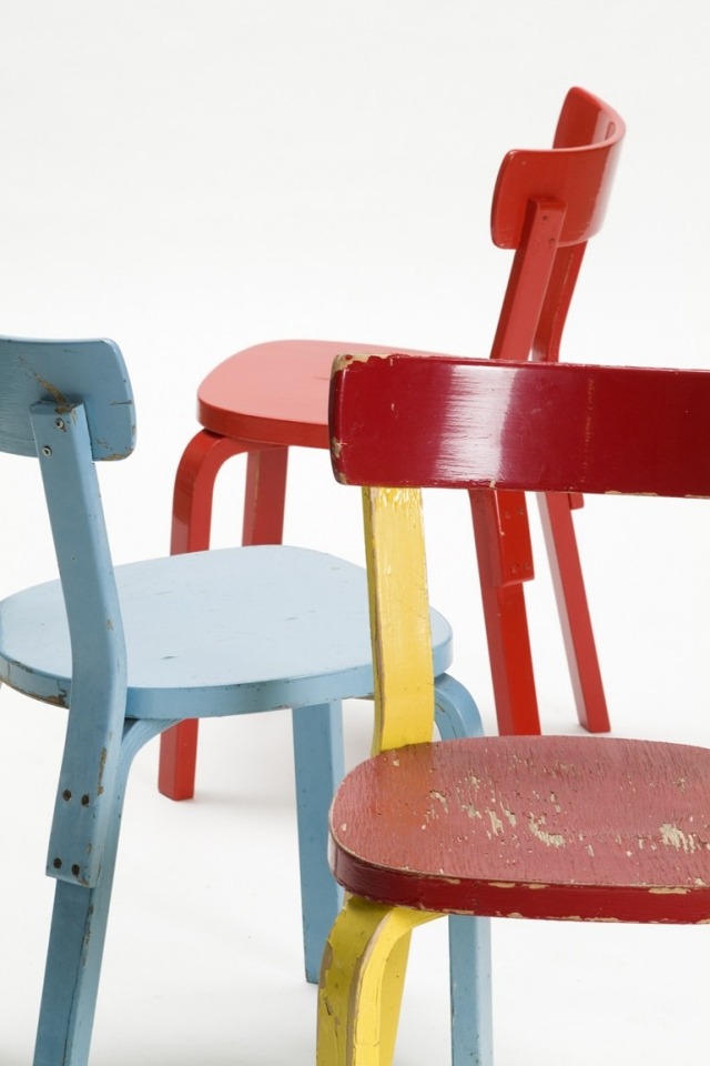 vintage stühle holz rückenlehne-abgeblätterte farbe-effekt-Alvar Aalto