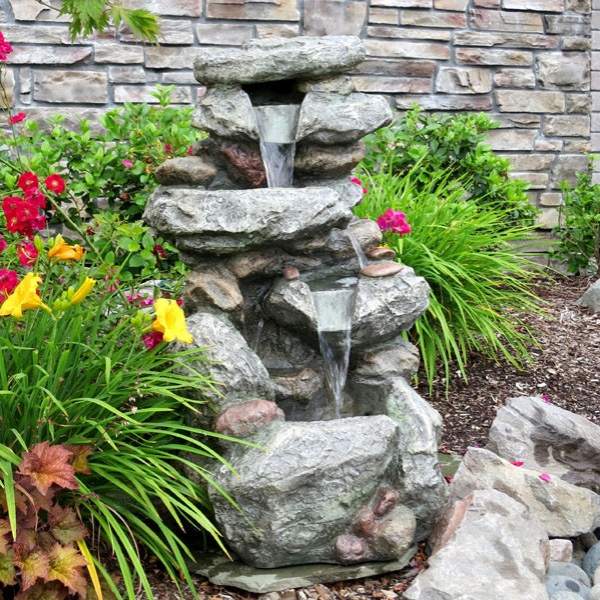 wasserbrunnen im hinterhof aus naturstein bauen mit pflanzen-bewachsen