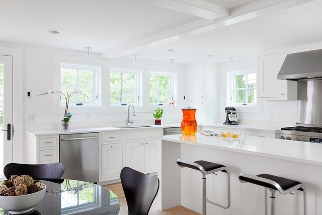 weiße küche mit kochinsel edelstahl schranktür-barstühle vase rundtisch glasplatte