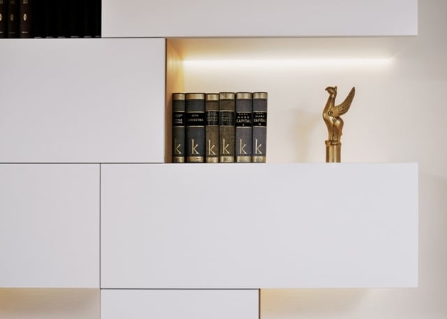 Einbau Leuchten Bücher Statuen platzsparend minimalistisch