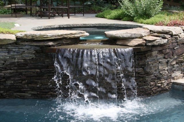 whirlpool garten einbauen naturstein pool wasserfall