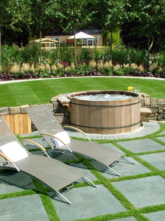 Whirlpool im Garten rund holz terrasse einbauen ideen