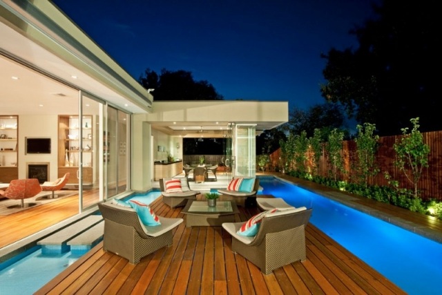 wohnhaus terrasse pool lounge möbel sichtschutz
