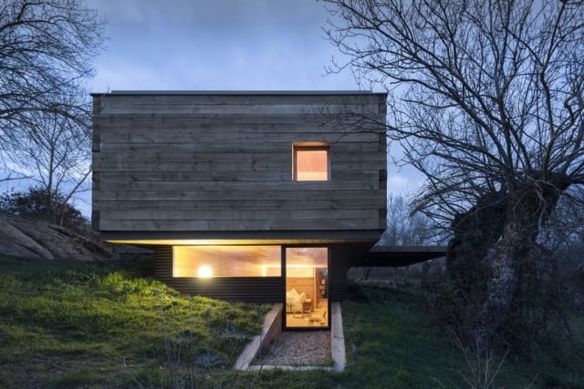 wohnpavillon aus holz-eingangstür-B House am hang gebaut