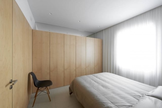  einrichtung schlafzimmer holz kleiderschrank grifflos minimalistisch