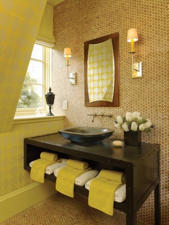 badezimmer simple frische farben gelb braun blumen badetücher