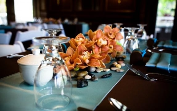 große veranstaltung dekorieren steine blumen orchideen elegant 