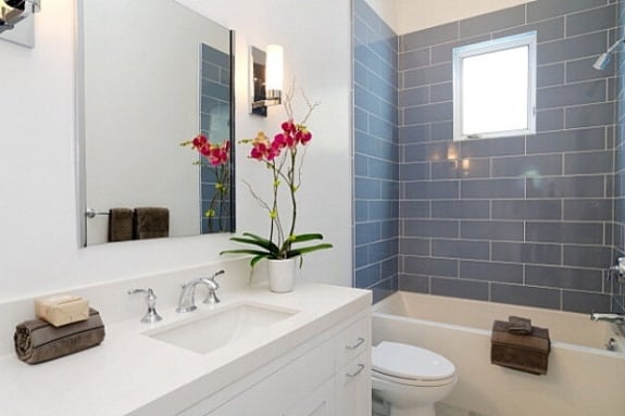 4-badezimmer-interieur-design-einrichtung-ideen-lebhafte-akzente-orchideen
