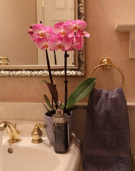 badezimmer rosa blüten frisch akzent gold ideen