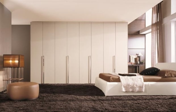 groß kleiderschrank-massivholz lackiert metallgriffleisten schlafzimmer-möbel 