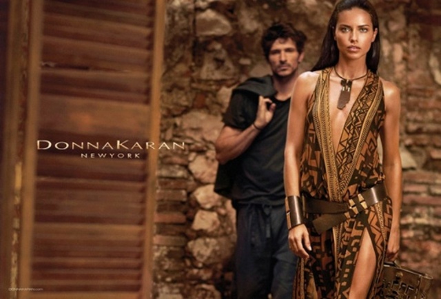 Adriana Lima attraktive hübsche Frau perfekte Maße schönes Designer Kleid