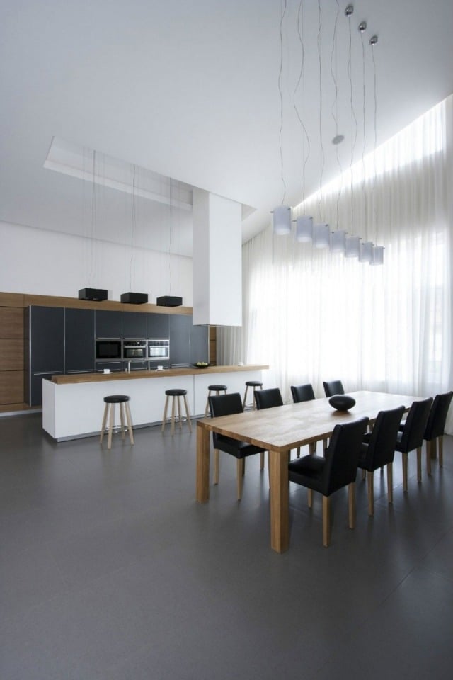 Architekten Haus-geräumige Wohnküche-weiß hohe Decke pendelleuchten essbereich