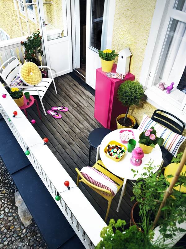 Balkon ideen pink gelb-möbel ikea-platzsparende gestaltung