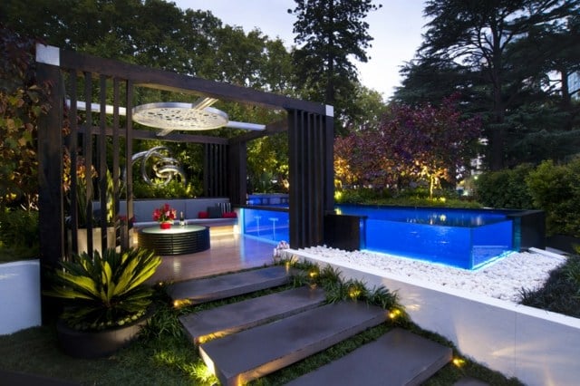 Abend Garten groß Pool Sitzecke schönes Design