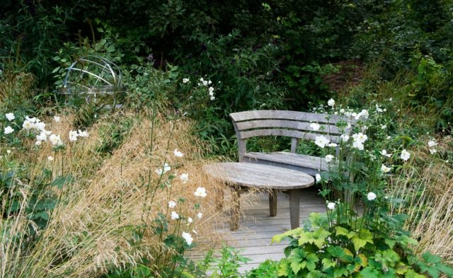 Sitzbank Bodenbelag Ziergräser Sitzecke im Garten