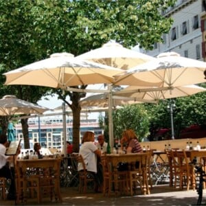 Cafe Straße Sonnenschutz Sonnenschirme fünf weiße Farbe gemütliche Sitzecke