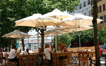 Cafe Straße Sonnenschutz Sonnenschirme fünf weiße Farbe gemütliche Sitzecke