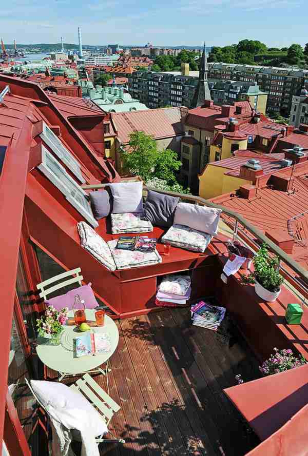 Deko-für-kleinen-Balkon-privatsphäre-möbel-weiß-lounge-bereich-dach-ideen