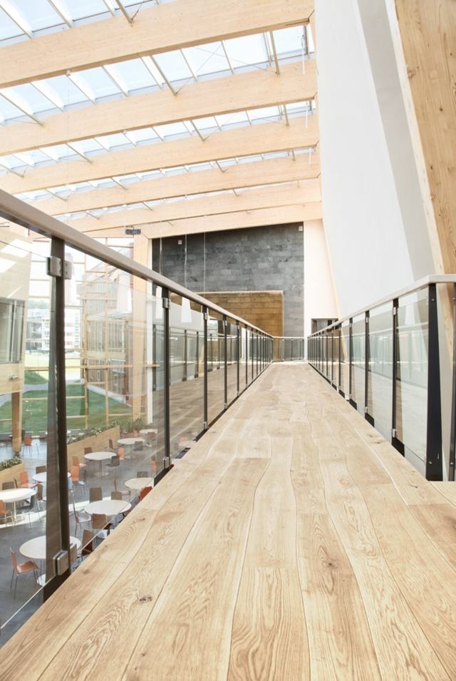 Massivholz Bürogebäude Flur Glas Metall Geländer