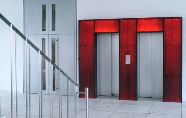 transluzent rote Farbe beleuchtet modernes Gebäude