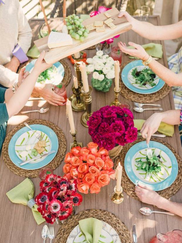 Fartenparty Ideen cooler Tisch Blumen arrangieren