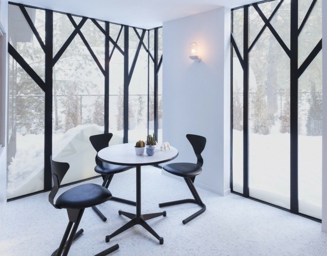 Fenster Metall Gestell Kaffeetisch rund Stühle Bodenbelag Beleuchtung Wandleuchte