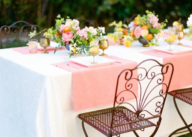 rosa Tischläufer frische Blumen Metallfarbe Tassen