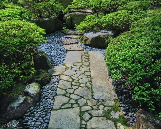 Gartenwege anlegen Moos Kies Flusssteine Dekoration Beispiele