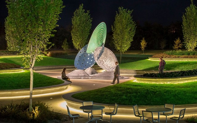 Gestaltung LED Lichterketten Sitzbänke Bäume Stadtpark USA