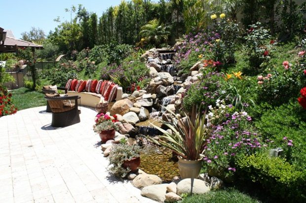 Wassergarten anlegen Pflanzen Zonen aufteilen Wasserfall Sitzecke