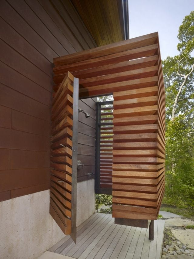  Haus Anbau kleine Duschkabine im Freien aus Holz